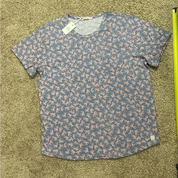 Marine Layer Saddle Hem Pocket Tee in Navy/Pink Tossed Palm - Picture 2 of 7